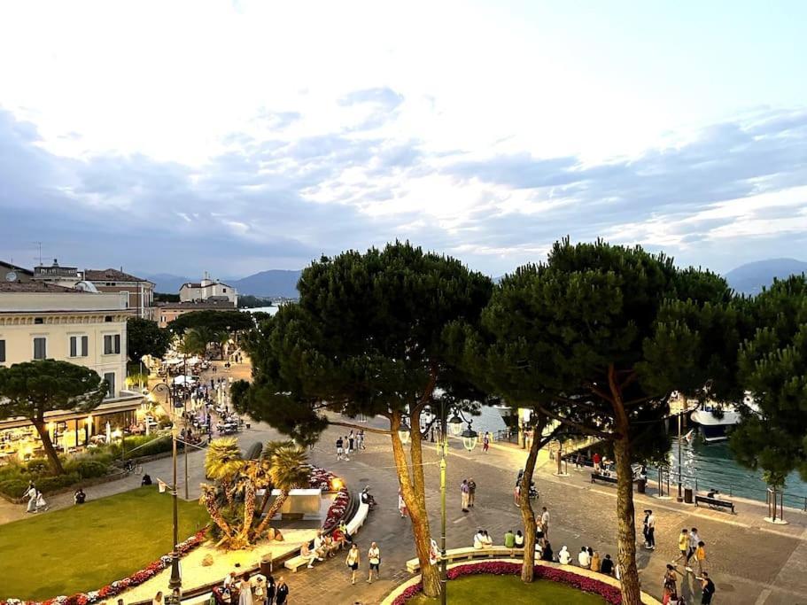 Апартаменти Attico In Piazza Matteotti Дезенцано-дель-Гарда Екстер'єр фото