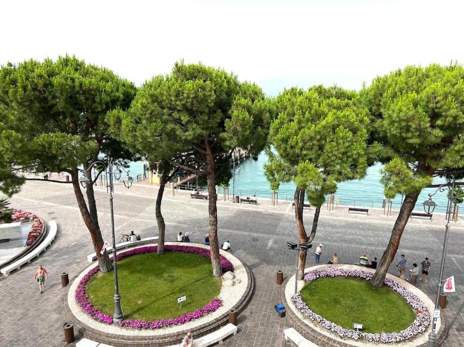 Апартаменти Attico In Piazza Matteotti Дезенцано-дель-Гарда Екстер'єр фото