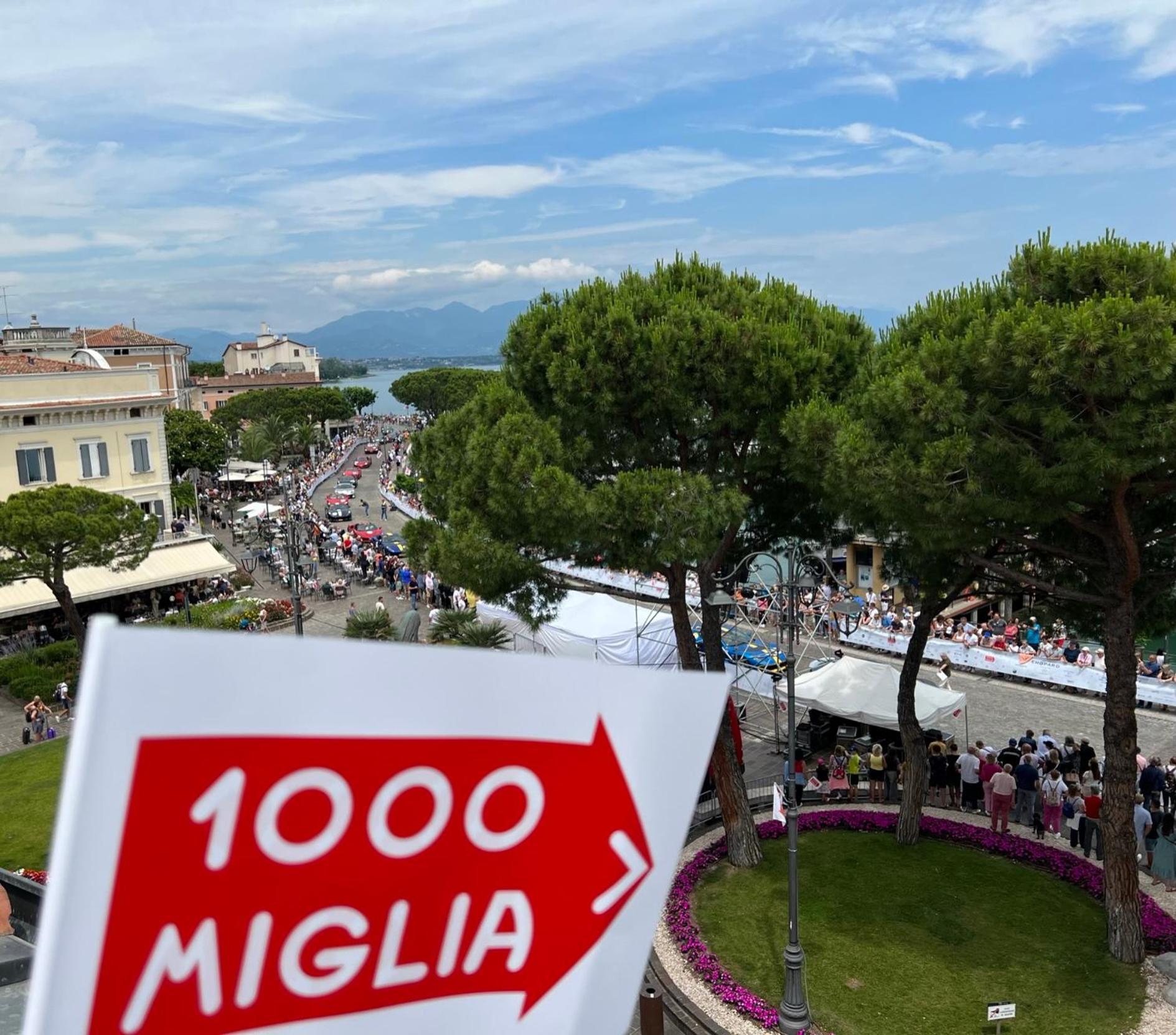 Апартаменти Attico In Piazza Matteotti Дезенцано-дель-Гарда Екстер'єр фото